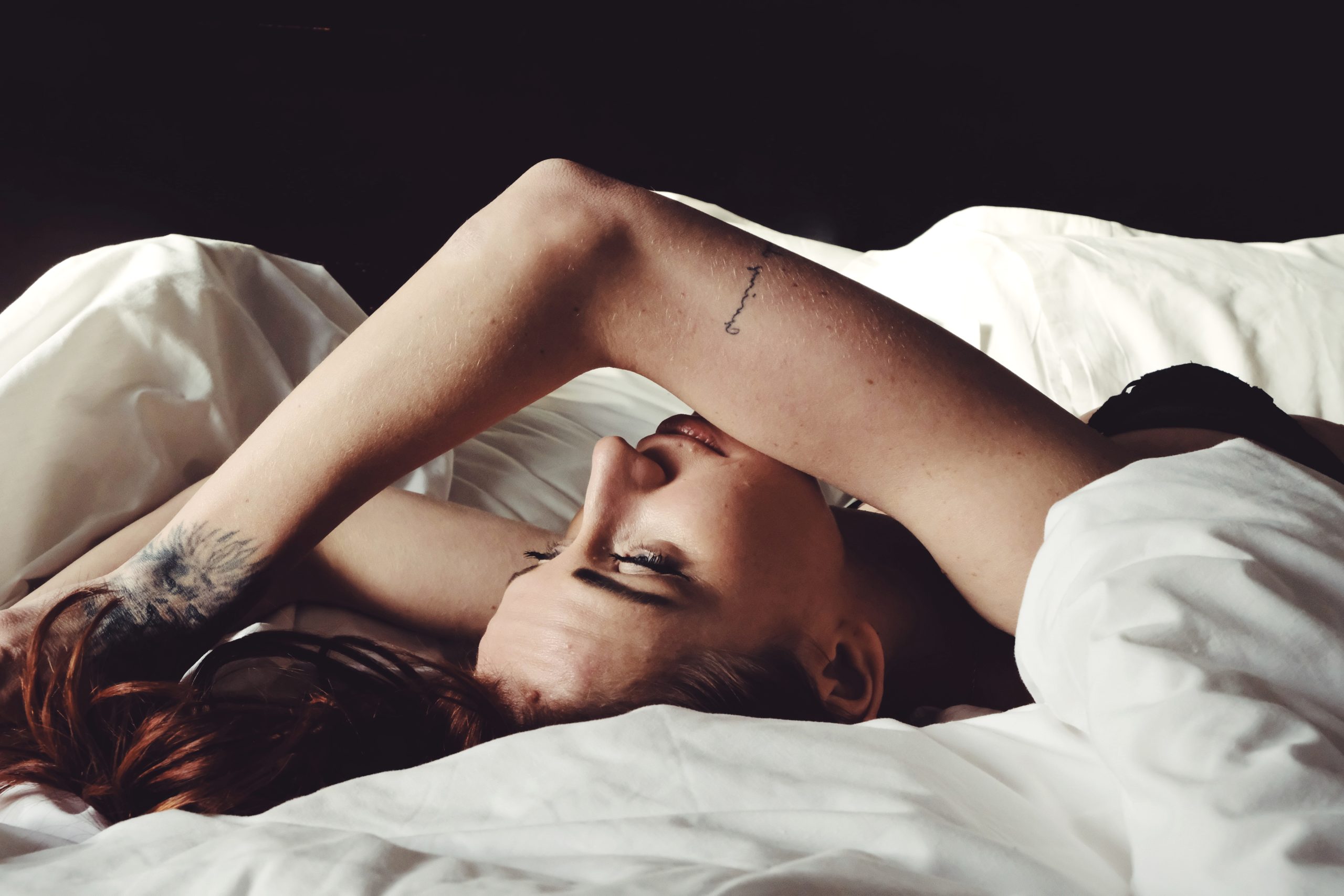 Kobieta odpoczywająca w łóżku w Zakopanem – delikatne ujęcie w stylu zimowego poranka