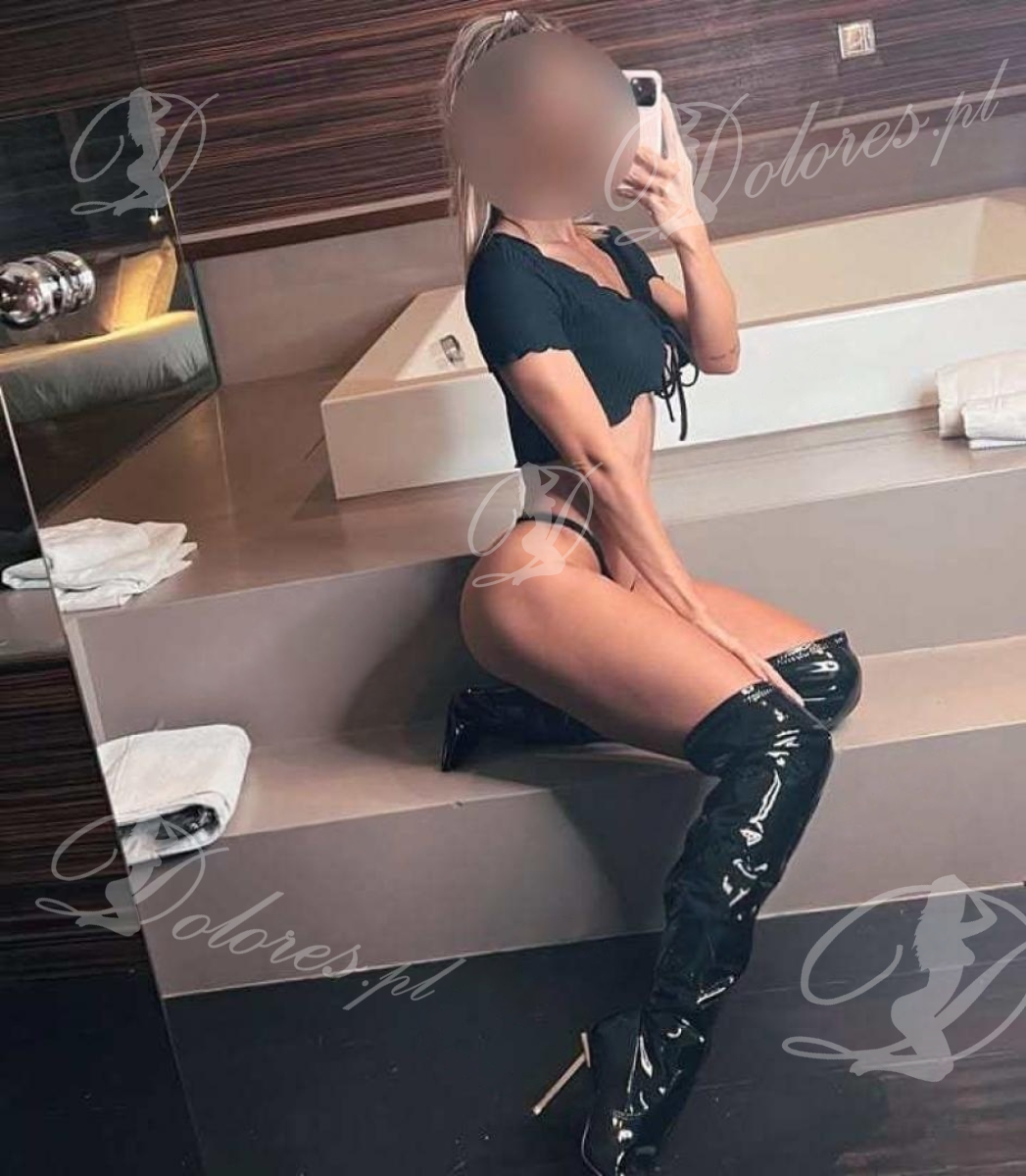 BLOND MODELKA