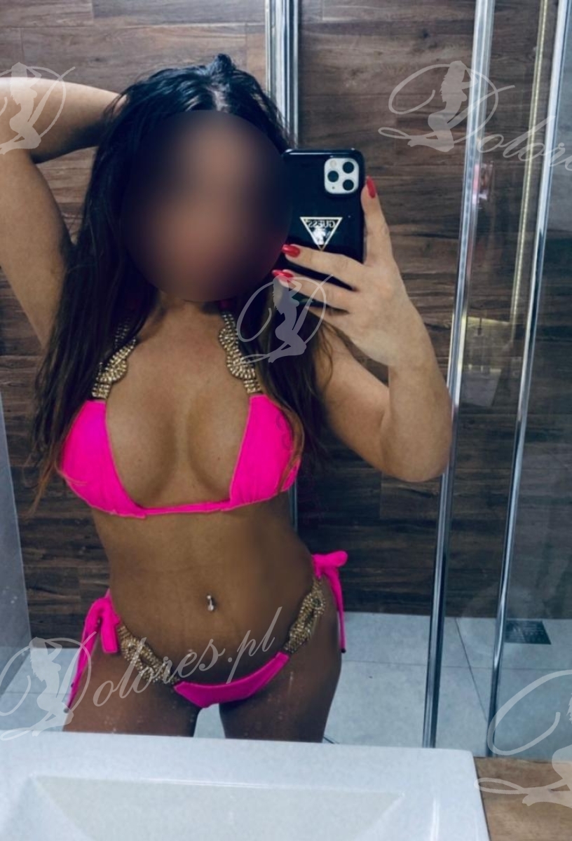 Sexowna brunetka