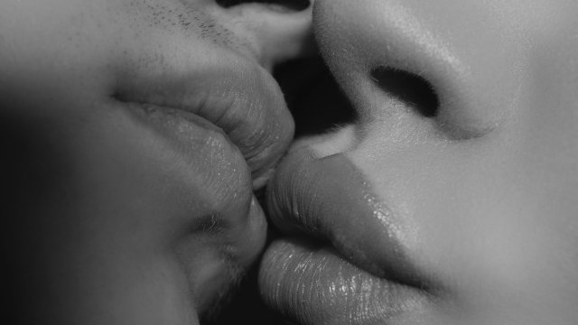 Zbliżenie ust kobiety i mężczyzny podczas pocałunku – symbol bliskości w GFE i usługach escort.
